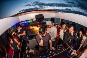 DJ set on party boat - Thames party boats